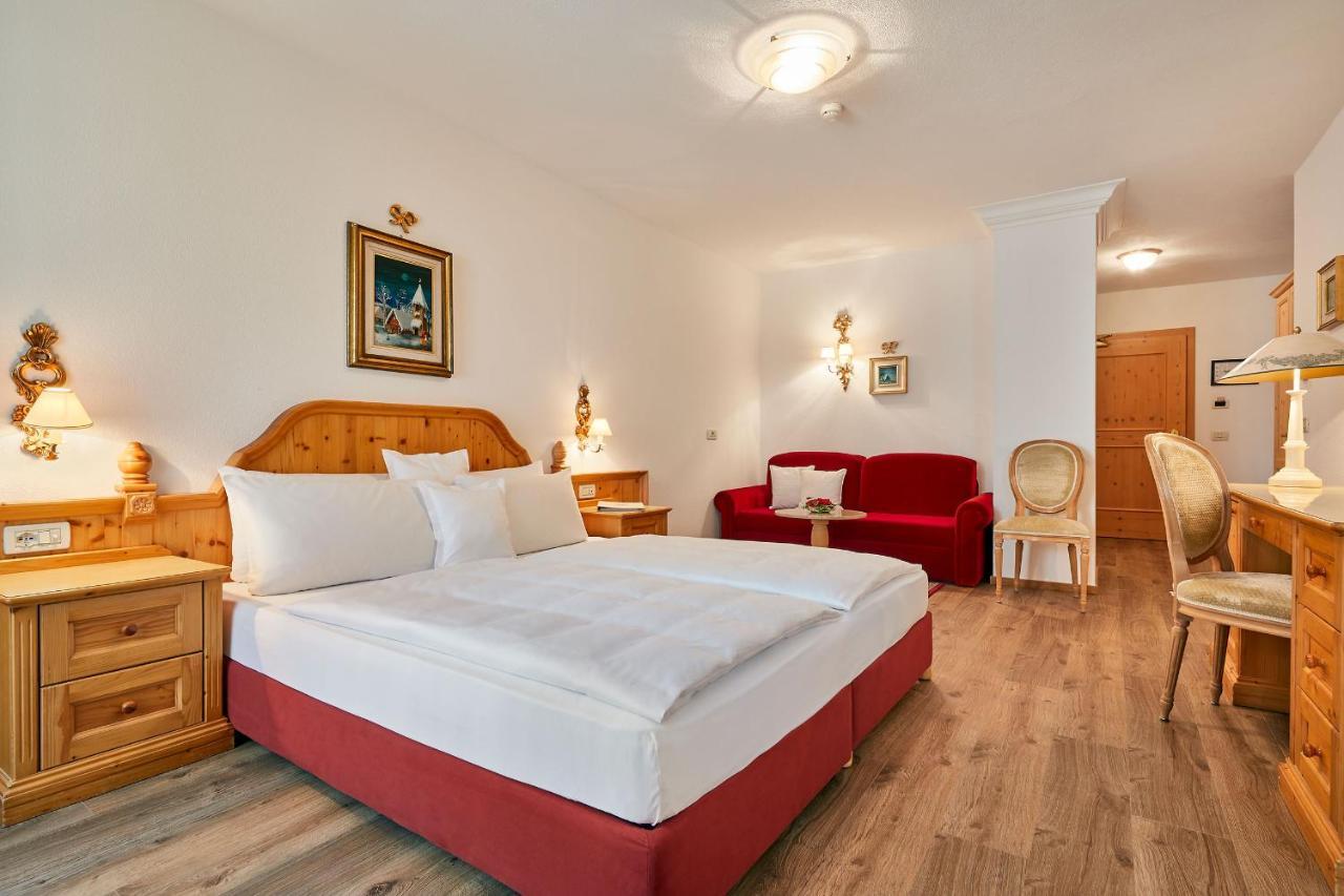 Hotel Table Corvara In Badia Exterior photo
