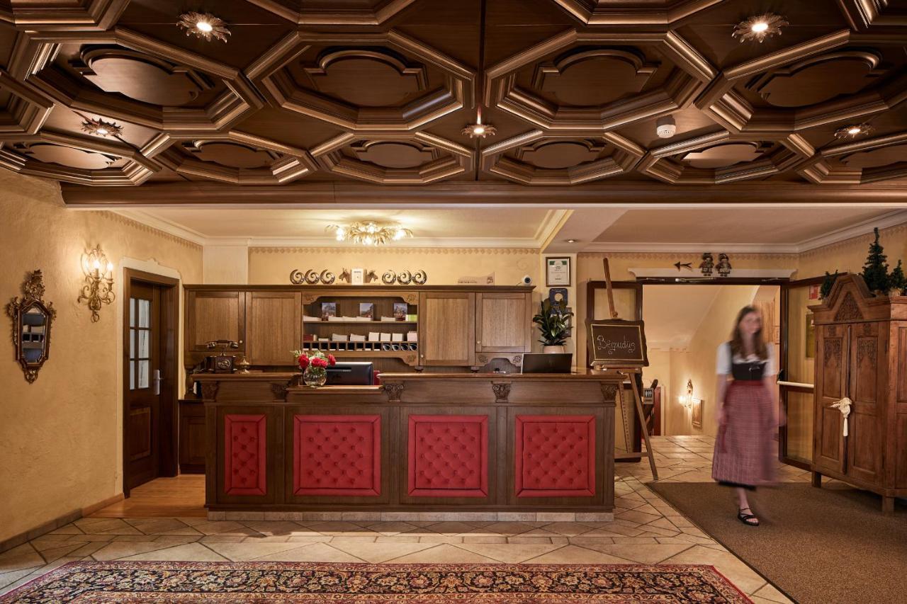 Hotel Table Corvara In Badia Exterior photo