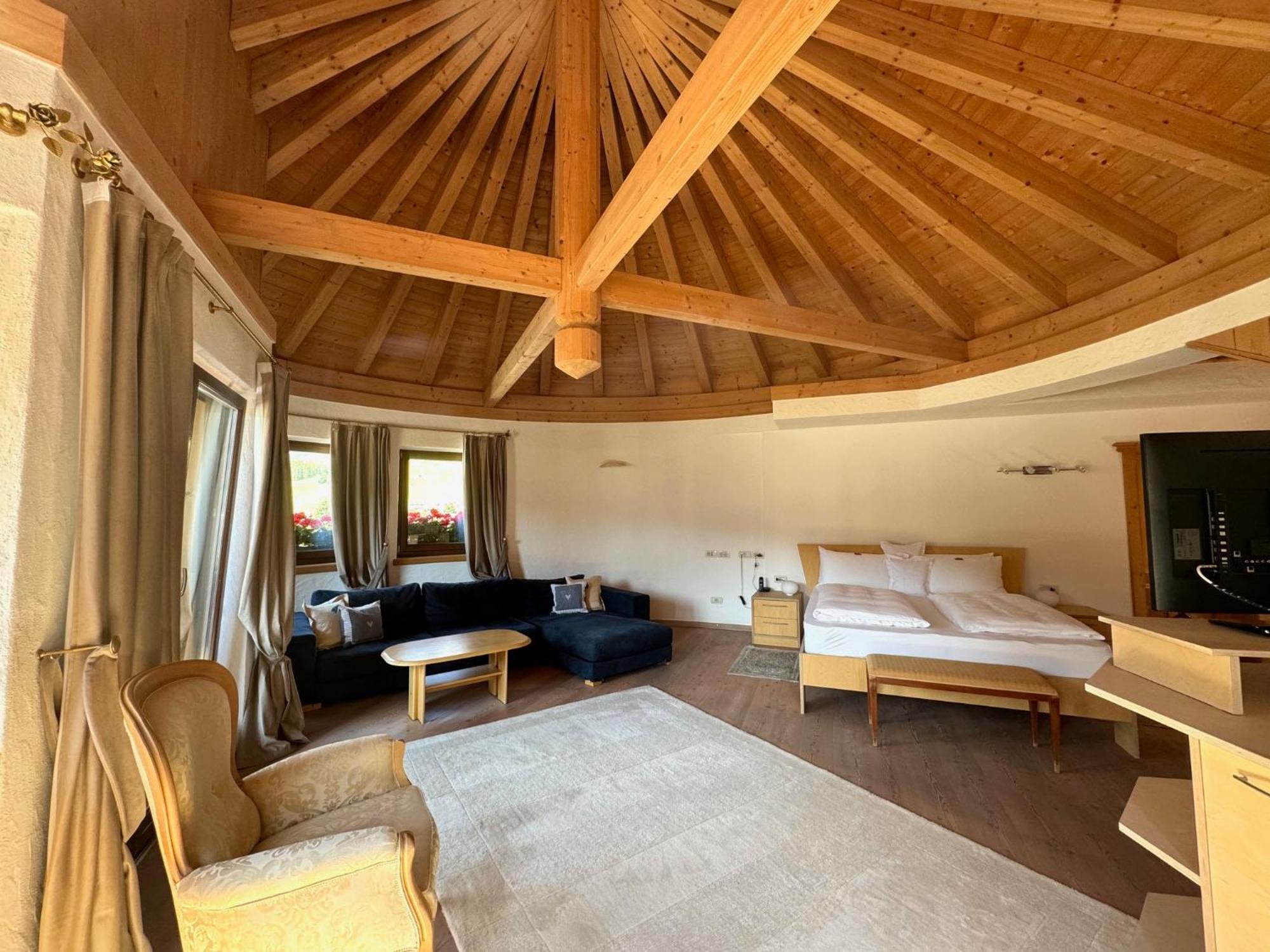 Hotel Table Corvara In Badia Exterior photo
