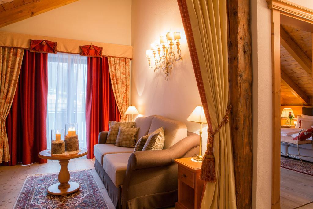 Hotel Table Corvara In Badia Exterior photo