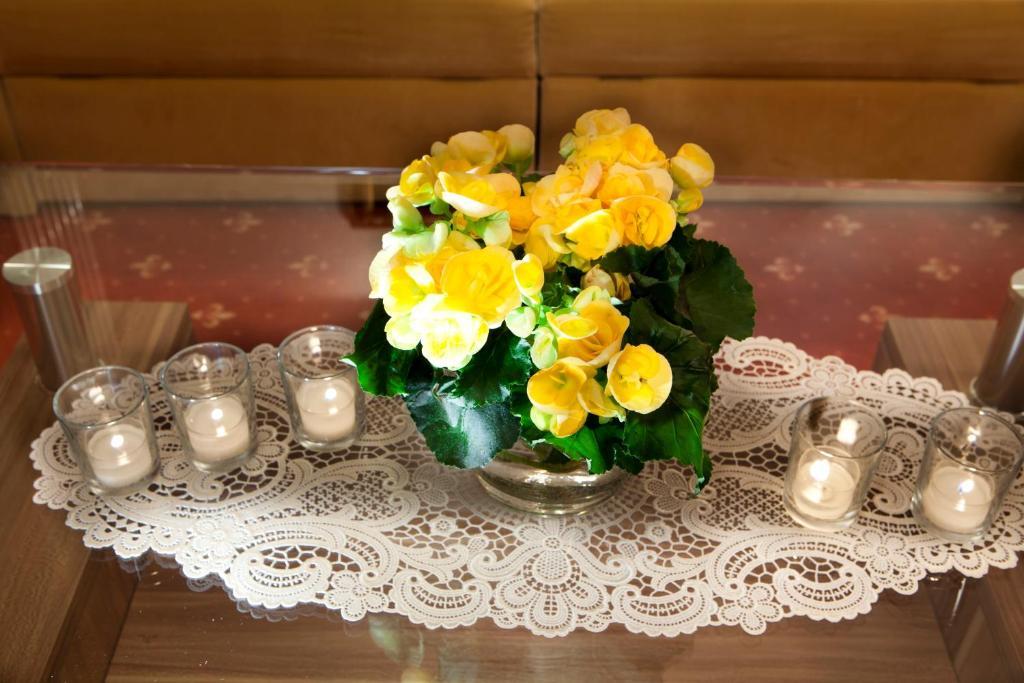 Hotel Table Corvara In Badia Exterior photo